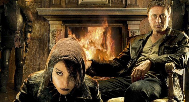 Девушка с татуировкой дракона