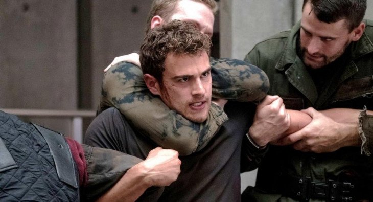 Дивергент, глава 3: За стеной