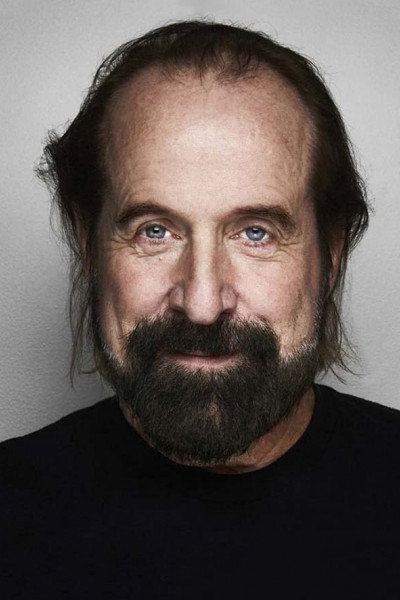 Петер Стормаре