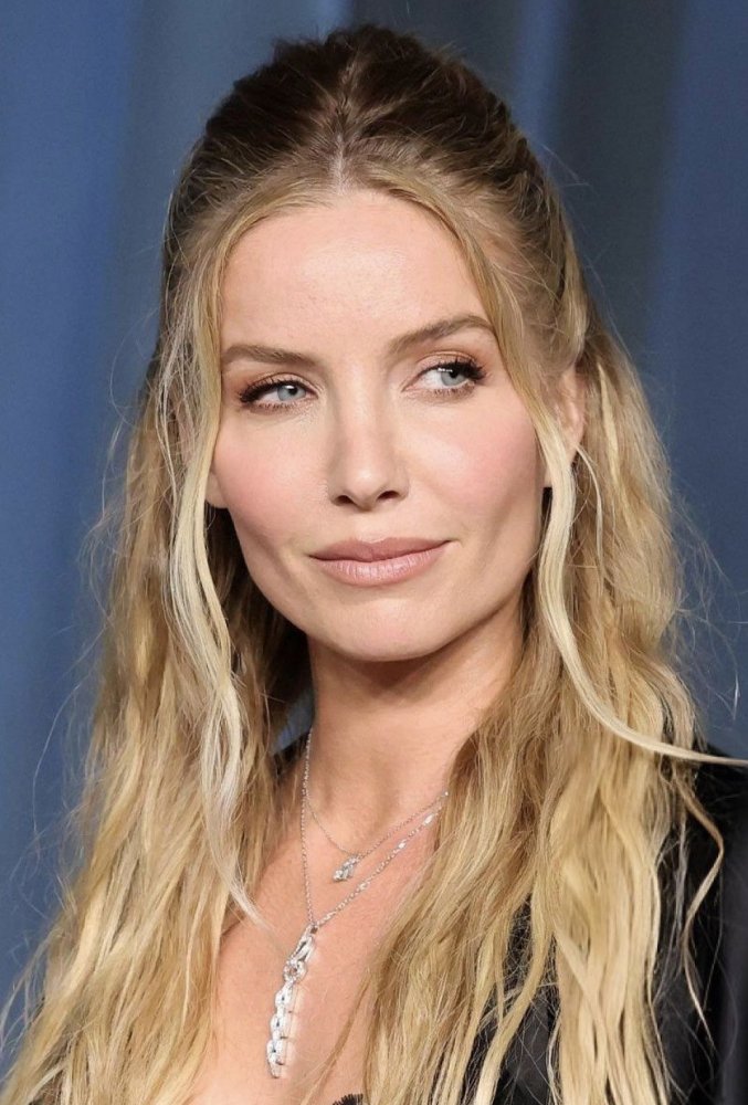 Аннабелль Уоллис