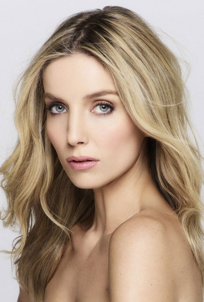 Аннабелль Уоллис